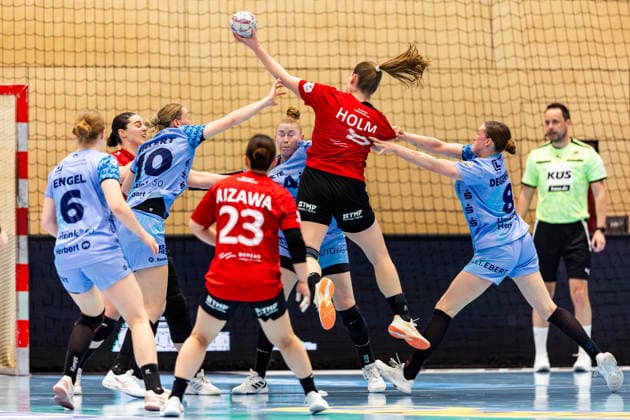 04 04 2026, GER, Handball, Women, Season 2025 2026, Alsco 1 Bl, 22 Matchday, Thueringer HC HSG Bensheim Auerbach Flames Julie Holm Thueringer HC,8 , Lena Sophie Degenhardt HSG Bensheim Auerbach Flames , Matilda Ehlert HSG Bensheim Auerbach Flames 99947 Bad Langensalza Salza Halle Sporthalle Mehrz Thüringen Germany