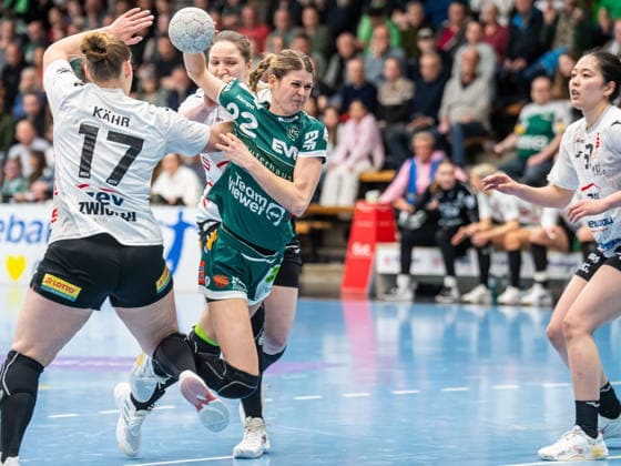 Sina Ehmann Frisch Auf Women, 22 in duel with Charlotte Kaehr BSV Sachsen Zwickau, 17 and Victoria Hasselbusch BSV Sachsen Zwickau, 31 , Frisch Auf Goeppingen vs BSV Sachsen Zwickau, Handball, 1 Bundesliga, Season 2025 2026, 04 04 2026 Frisch Auf Goeppingen vs BSV Sachsen Zwickau, Handball, 1 Bundesliga, Season 2025 2026, 04 04 2026 Goeppingen Copyright: xMichaelxSchmidt Eibner-Pressefotx EP_MST