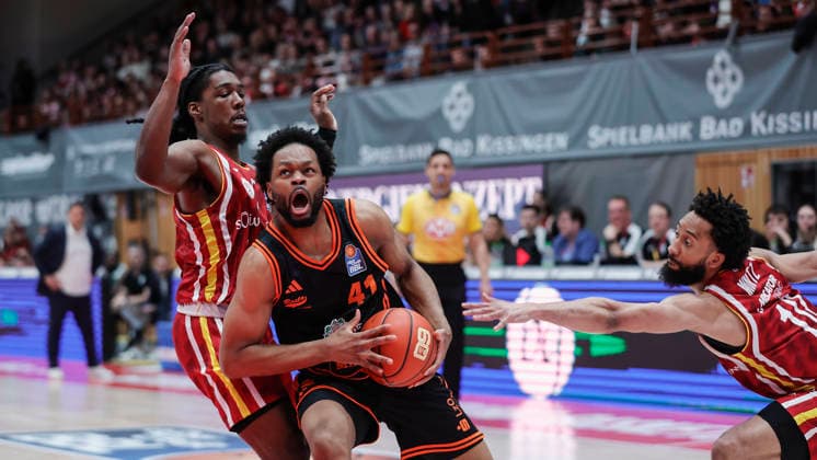 In the picture from left Marcus Carr Wuerzburg Baskets, 5 , Lioyd Pandi RASTA Vechta, 41 on the ball and Davion Mintz Wuerzburg Baskets, 10 04 04 2026, Fitness First Wuerzburg Baskets vs RASTA Vechta, easyCredit BBL, 28 Matchday, Germany, 97072, tectake Arena Wuerzburg, Copyright: HMBxMedia xJulienxBecker