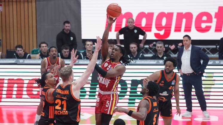 In the picture from left Alonzo Verge Jr RASTA Vechta, 11 , Lars Thiemann RASTA Vechta, 21 , Marcus Carr Wuerzburg Baskets, 5 with the lay-up, Lioyd Pandi RASTA Vechta, 41 and TJ Bamba RASTA Vechta, 5 04 04 2026, Fitness First Wuerzburg Baskets vs RASTA Vechta, easyCredit BBL, 28 Matchday, Germany, 97072, tectake Arena Wuerzburg, Copyright: HMBxMedia xJulienxBecker