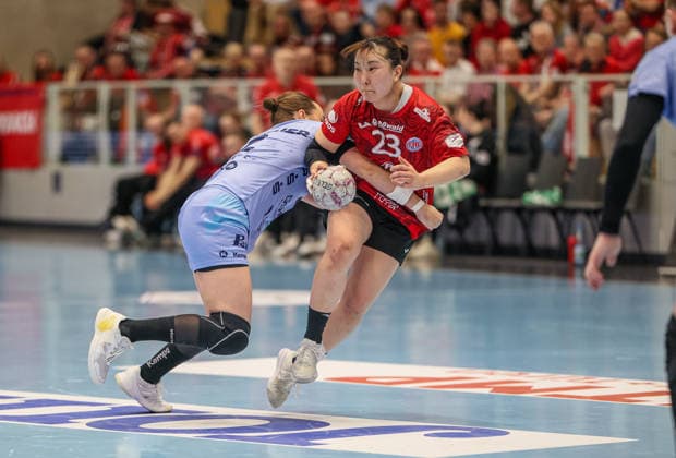 GER, Bad Langensalza, Thüringer HC vs HSG Bensheim Auerbach Flames, Alsco Handball Bundesliga Frauen, Handball, DHB, Season 2025 2026, Weststadthalle Bensheim, 22 Matchday picture from l Mareike Thomaier HSG Bensheim Auerbach Flames Women 2 , Natsuki Aizawa Thüringer HC Women 23 DFB DFL REGULATIONS PROHIBIT ANY USE OF PHOTOGRAPHS AS IMAGE SEQUENCES AND OR QUASI VIDEO, 04 04 2026 Copyright: HMBxMedia HendrikxHamelau