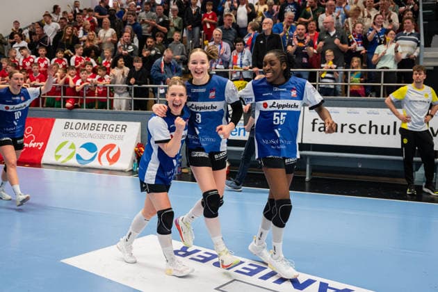 HSG Blomberg Lippe GER vs Borussia Dortmund GER , Handball, 1 Handball Bundesliga Women, 22 Matchday, 4 4 2026, Season 2025 2026, Blomberg Alexia Hauf HSG Blomberg Lippe, 31 , Nieke Kuehne HSG Blomberg Lippe, 09 and Farrelle Njinkeu HSG Blomberg Lippe, 55 are happy after the victory against Borussia Dortmund GER with 33 31 Blomberg Sporthalle an der Ulmenallee Germany