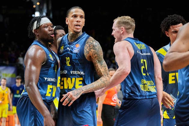 EWE Baskets Oldenburg celebrates victory, Michale Kyser EWE Baskets Oldenburg, 12 , GER, ALBA Berlin vs EWE Baskets Oldenburg, Basketball Men, easy Credit BBL, Season 2025 2026, 28 Matchday, 05 04 2026 GER, ALBA Berlin vs EWE Baskets Oldenburg, Basketball Men, easy Credit BBL, Season 2025 2026, 28 Matchday, 05 04 2026 Berlin Copyright: xClaudiusxRauch,xEibner-Pressefotox xClaudiusxRauchx EP_CRH