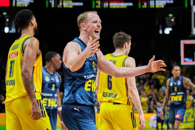 EWE Baskets Oldenburg celebrates victory, Seth Hinrichs EWE Baskets Oldenburg, 21 , GER, ALBA Berlin vs EWE Baskets Oldenburg, Basketball Men, easy Credit BBL, Season 2025 2026, 28 Matchday, 05 04 2026 GER, ALBA Berlin vs EWE Baskets Oldenburg, Basketball Men, easy Credit BBL, Season 2025 2026, 28 Matchday, 05 04 2026 Berlin Copyright: xClaudiusxRauch,xEibner-Pressefotox xClaudiusxRauchx EP_CRH
