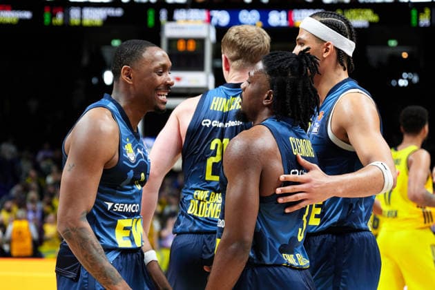 EWE Baskets Oldenburg celebrates victory, Kyle Lofton EWE Baskets Oldenburg, 00 , Chris Clemons EWE Baskets Oldenburg, 03 , GER, ALBA Berlin vs EWE Baskets Oldenburg, Basketball Men, easy Credit BBL, Season 2025 2026, 28 Matchday, 05 04 2026 GER, ALBA Berlin vs EWE Baskets Oldenburg, Basketball Men, easy Credit BBL, Season 2025 2026, 28 Matchday, 05 04 2026 Berlin Copyright: xClaudiusxRauch,xEibner-Pressefotox xClaudiusxRauchx EP_CRH