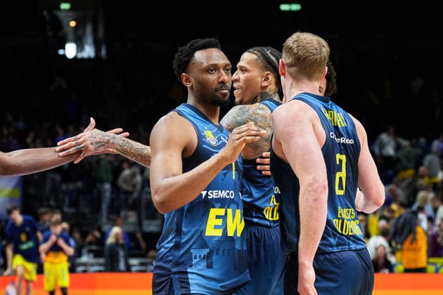 EWE Baskets Oldenburg celebrates victory, GER, ALBA Berlin vs EWE Baskets Oldenburg, Basketball Men, easy Credit BBL, Season 2025 2026, 28 Matchday, 05 04 2026 GER, ALBA Berlin vs EWE Baskets Oldenburg, Basketball Men, easy Credit BBL, Season 2025 2026, 28 Matchday, 05 04 2026 Berlin Copyright: xClaudiusxRauch,xEibner-Pressefotox xClaudiusxRauchx EP_CRH