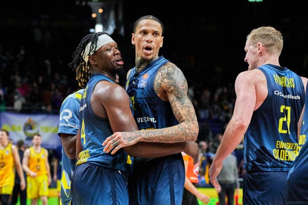 EWE Baskets Oldenburg celebrates victory, Michale Kyser EWE Baskets Oldenburg, 12 , GER, ALBA Berlin vs EWE Baskets Oldenburg, Basketball Men, easy Credit BBL, Season 2025 2026, 28 Matchday, 05 04 2026 GER, ALBA Berlin vs EWE Baskets Oldenburg, Basketball Men, easy Credit BBL, Season 2025 2026, 28 Matchday, 05 04 2026 Berlin Copyright: xClaudiusxRauch,xEibner-Pressefotox xClaudiusxRauchx EP_CRH