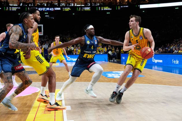 Brian Fobbs EWE Baskets Oldenburg, 04 , Malte Delow Alba Berlin, 06 , GER, ALBA Berlin vs EWE Baskets Oldenburg, Basketball Men, easy Credit BBL, Season 2025 2026, 28 Matchday, 05 04 2026 GER, ALBA Berlin vs EWE Baskets Oldenburg, Basketball Men, easy Credit BBL, Season 2025 2026, 28 Matchday, 05 04 2026 Berlin Copyright: xClaudiusxRauch,xEibner-Pressefotox xClaudiusxRauchx EP_CRH