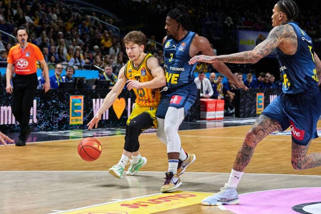 Bennet Hund Alba Berlin, 33 , Chris Clemons EWE Baskets Oldenburg, 03 , GER, ALBA Berlin vs EWE Baskets Oldenburg, Basketball Men, easy Credit BBL, Season 2025 2026, 28 Matchday, 05 04 2026 GER, ALBA Berlin vs EWE Baskets Oldenburg, Basketball Men, easy Credit BBL, Season 2025 2026, 28 Matchday, 05 04 2026 Berlin Copyright: xClaudiusxRauch,xEibner-Pressefotox xClaudiusxRauchx EP_CRH