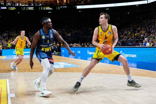 Brian Fobbs EWE Baskets Oldenburg, 04 , Malte Delow Alba Berlin, 06 , GER, ALBA Berlin vs EWE Baskets Oldenburg, Basketball Men, easy Credit BBL, Season 2025 2026, 28 Matchday, 05 04 2026 GER, ALBA Berlin vs EWE Baskets Oldenburg, Basketball Men, easy Credit BBL, Season 2025 2026, 28 Matchday, 05 04 2026 Berlin Copyright: xClaudiusxRauch,xEibner-Pressefotox xClaudiusxRauchx EP_CRH