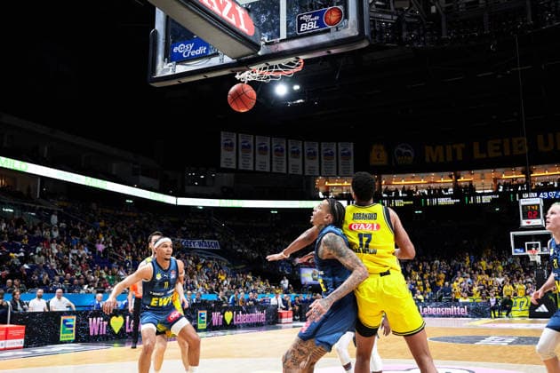 Nicholas Tischer EWE Baskets Oldenburg, 11 , Michale Kyser EWE Baskets Oldenburg, 12 , GER, ALBA Berlin vs EWE Baskets Oldenburg, Basketball Men, easy Credit BBL, Season 2025 2026, 28 Matchday, 05 04 2026 GER, ALBA Berlin vs EWE Baskets Oldenburg, Basketball Men, easy Credit BBL, Season 2025 2026, 28 Matchday, 05 04 2026 Berlin Copyright: xClaudiusxRauch,xEibner-Pressefotox xClaudiusxRauchx EP_CRH