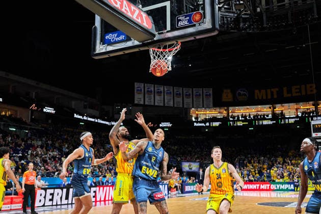 Michale Kyser EWE Baskets Oldenburg, 12 , J Wan Roberts Alba Berlin, 13 , GER, ALBA Berlin vs EWE Baskets Oldenburg, Basketball Men, easy Credit BBL, Season 2025 2026, 28 Matchday, 05 04 2026 GER, ALBA Berlin vs EWE Baskets Oldenburg, Basketball Men, easy Credit BBL, Season 2025 2026, 28 Matchday, 05 04 2026 Berlin Copyright: xClaudiusxRauch,xEibner-Pressefotox xClaudiusxRauchx EP_CRH