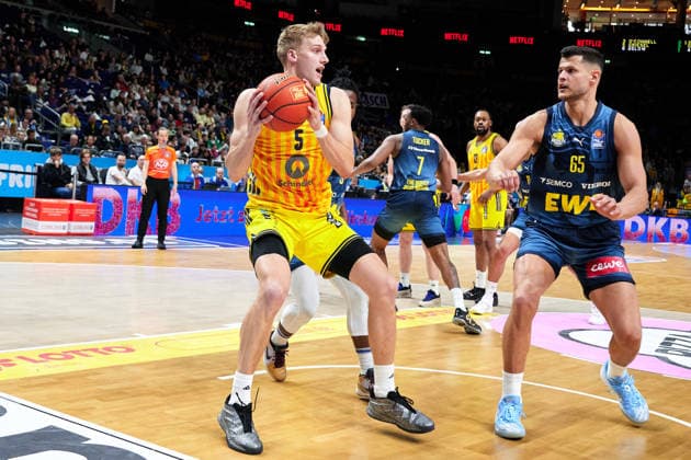 Sam Griesel Alba Berlin, 05 , Filip Stanic EWE Baskets Oldenburg, 65 , GER, ALBA Berlin vs EWE Baskets Oldenburg, Basketball Men, easy Credit BBL, Season 2025 2026, 28 Matchday, 05 04 2026 GER, ALBA Berlin vs EWE Baskets Oldenburg, Basketball Men, easy Credit BBL, Season 2025 2026, 28 Matchday, 05 04 2026 Berlin Copyright: xClaudiusxRauch,xEibner-Pressefotox xClaudiusxRauchx EP_CRH