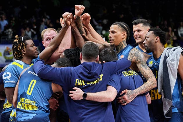 EWE Baskets Oldenburg celebrates victory, Team picture, GER, ALBA Berlin vs EWE Baskets Oldenburg, Basketball men, easy Credit BBL, Season 2025 2026, 28 Matchday, 05 04 2026 GER, ALBA Berlin vs EWE Baskets Oldenburg, Basketball men, easy Credit BBL, Season 2025 2026, 28 Matchday, 05 04 2026 Berlin Copyright: xClaudiusxRauch,xEibner-Pressefotox xClaudiusxRauchx EP_CRH