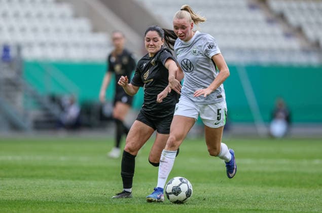 GER, Jena, Carl Zeiss Jena vs Vfl Wolfsburg, DFB Pokal Women, Football, DFB, Season 2025 2026, ad hoc Arena im Ernst Abbe Sportfeld, Semifinal in the picture from l Olivia Alcaide Carl Zeiss Jena , Ella Peddemors VfL Wolfsburg Women 5 DFB DFL REGULATIONS PROHIBIT ANY USE OF PHOTOGRAPHS AS IMAGE SEQUENCES AND OR QUASI VIDEO, 05 04 2025 Copyright: HMBxMedia HendrikxHamelau