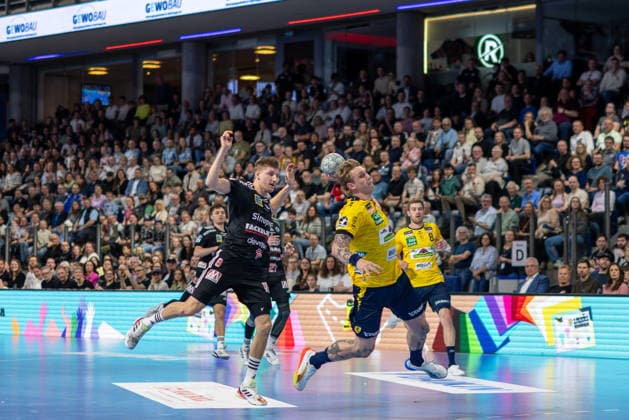 Edwin Aspenback Rhein Neckar Löwen, 78 on throw Sander Andreassen Overjordet HC Erlangen, 08 HC Erlangen vs Rhein Neckar Löwen, Handball, 1 Handball Bundesliga, Saison 2025 2026, 28 Spieltag, 05 04 2026 HC Erlangen vs Rhein Neckar Löwen, Handball, 1 Handball Bundesliga, Saison 2025 2026, 28 Spieltag, 05 04 2026 Nuernberg Copyright: xEibner-Pressefoto ArdanxFuessmanx EP_AFN