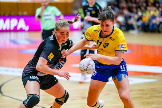 Natascha Foley HC Roedertal, 19 duel, duel, fight Alina Gaubatz HC Leipzig, 11 on the ball, HC Leipzig vs HC Roedertal, Handball, 2 Alsco Handball Bundesliga Women, 05 Matchday, Season 2025 2026, 05 04 2026, HC Leipzig vs HC Roedertal, Handball, 2 Alsco Handball Bundesliga Women, 05 Matchday, Season 2025 2026, 05 04 2026 Leipzig Copyright: xEibner-Pressefoto LauraxRoemerx EP_LRR
