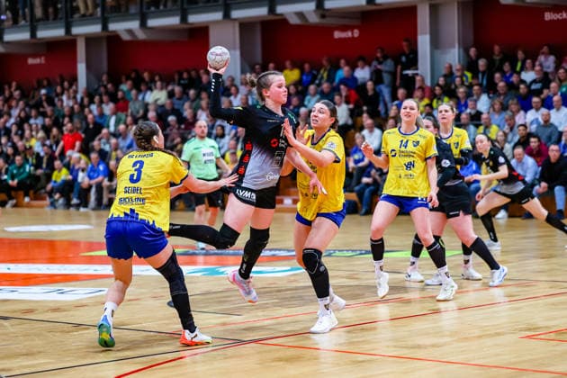 Vanessa Huth HC Roedertal, 11 throws the ball, duel, duel, fight with Lara Seidel HC Leipzig, 03 and Laura Sophie Klocke HC Leipzig, 13 , HC Leipzig vs HC Roedertal, Handball, 2 Alsco Handball Bundesliga Women, 05 Matchday, Season 2025 2026, 05 04 2026, HC Leipzig vs HC Roedertal, Handball, 2 Alsco Handball Bundesliga Women, 05 Matchday, Season 2025 2026, 05 04 2026 Leipzig Copyright: xEibner-Pressefoto LauraxRoemerx EP_LRR