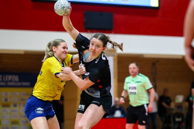 Rozemarijn Alderden HC Roedertal, 30 on the ball, duel, duel, fight with Hanna Ferber Rahnhoefer HC Leipzig, 14 , HC Leipzig vs HC Roedertal, Handball, 2 Alsco Handball Bundesliga Women, 05 Matchday, Season 2025 2026, 05 04 2026, HC Leipzig vs HC Roedertal, Handball, 2 Alsco Handball Bundesliga Women, 05 Matchday, Season 2025 2026, 05 04 2026 Leipzig Copyright: xEibner-Pressefoto LauraxRoemerx EP_LRR