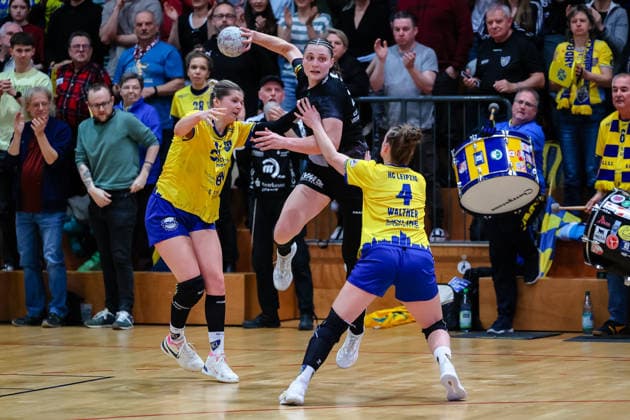 Arwen Gorb HC Roedertal, 32 throws the ball, jumps high with ball, duel, fight Jana Walther HC Leipzig, 04 , HC Leipzig vs HC Roedertal, Handball, 2 Alsco Handball Bundesliga Women, 05 Matchday, Season 2025 2026, 05 04 2026, HC Leipzig vs HC Roedertal, Handball, 2 Alsco Handball Bundesliga Women, 05 Matchday, Season 2025 2026, 05 04 2026 Leipzig Copyright: xEibner-Pressefoto LauraxRoemerx EP_LRR