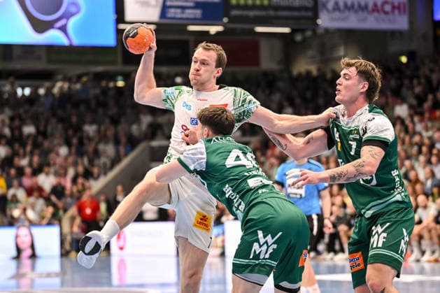 Goeppingen, Germany, 05 04 26 Felix Claar SC Magdeburg , Elias Newel FRISCH AUF Goeppingen and Victor Kloeve FRISCH AUF Goeppingen in a duel during the Daikin Handball Bundesliga match between FRISCH AUF Goeppingen vs SC Magdeburg at EWS Arena on April 05, 2026 in Goeppingen, Germany Photo by Harry Langer DeFodi Images Goeppingen, Germany, 05 04 26 Felix Claar SC Magdeburg , Elias Newel FRISCH AUF Goeppingen and Victor Kloeve FRISCH AUF Goeppingen battle for the ball during the Daikin Handball Bundesliga match between FRISCH AUF Goeppingen vs SC Magdeburg at EWS Arena on April 5, 2026 in Goeppingen, Germany Photo by Harry Langer DeFodi Images Photo by Harry Langer DeFodi Images