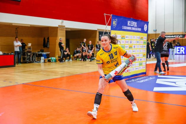 Emely Theilig HC Leipzig, 10 celebrates player of the match award, HC Leipzig vs HC Roedertal, Handball, 2 Alsco Handball Bundesliga Women, 05 Matchday, Season 2025 2026, 05 04 2026, HC Leipzig vs HC Roedertal, Handball, 2 Alsco Handball Bundesliga Women, 05 Matchday, Season 2025 2026, 05 04 2026 Leipzig Copyright: xEibner-Pressefoto LauraxRoemerx EP_LRR