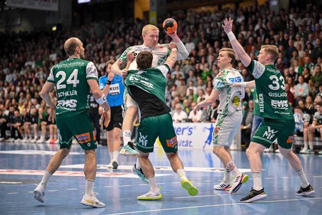 Goeppingen, Germany, 05 04 26 Marcel Schiller FRISCH AUF Goeppingen , Victor Kloeve FRISCH AUF Goeppingen , Gisli Kristjansson SC Magdeburg and Ymir Oern Gislason FRISCH AUF Goeppingen in a duel during the Daikin Handball Bundesliga match between FRISCH AUF Goeppingen vs SC Magdeburg at EWS Arena on April 05, 2026 in Goeppingen, Germany Photo by Harry Langer DeFodi Images Goeppingen, Germany, 05 04 26 Marcel Schiller FRISCH AUF Goeppingen , Victor Kloeve FRISCH AUF Goeppingen , Gisli Kristjansson SC Magdeburg and Ymir Oern Gislason FRISCH AUF Goeppingen battle for the ball during the Daikin Handball Bundesliga match between FRISCH AUF Goeppingen vs SC Magdeburg at EWS Arena on April 5, 2026 in Goeppingen, Germany Photo by Harry Langer DeFodi Images Photo by Harry Langer DeFodi Images
