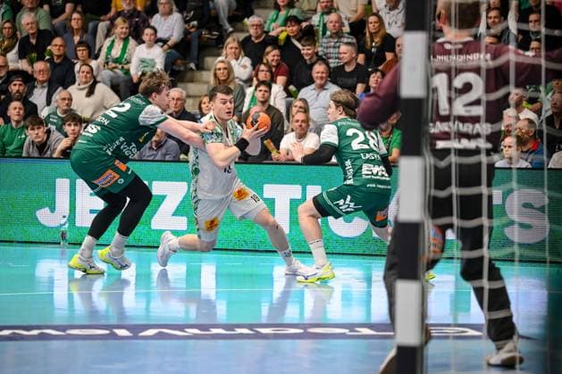 Goeppingen, Germany, 05 04 26 Erik Persson FRISCH AUF Goeppingen , Elvar Örn Jonsson SC Magdeburg and Franko Lastro FRISCH AUF Goeppingen in a duel during the Daikin Handball Bundesliga match between FRISCH AUF Goeppingen vs SC Magdeburg at EWS Arena on April 05, 2026 in Goeppingen, Germany Photo by Harry Langer DeFodi Images Goeppingen, Germany, 05 04 26 Erik Persson FRISCH AUF Goeppingen , Elvar Örn Jonsson SC Magdeburg and Franko Lastro FRISCH AUF Goeppingen battle for the ball during the Daikin Handball Bundesliga match between FRISCH AUF Goeppingen vs SC Magdeburg at EWS Arena on April 5, 2026 in Goeppingen, Germany Photo by Harry Langer DeFodi Images Photo by Harry Langer DeFodi Images