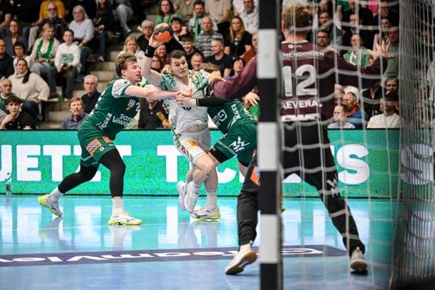 Goeppingen, Germany, 05 04 26 Erik Persson FRISCH AUF Goeppingen , Elvar Örn Jonsson SC Magdeburg and Franko Lastro FRISCH AUF Goeppingen in a duel during the Daikin Handball Bundesliga match between FRISCH AUF Goeppingen vs SC Magdeburg at EWS Arena on April 05, 2026 in Goeppingen, Germany Photo by Harry Langer DeFodi Images Goeppingen, Germany, 05 04 26 Erik Persson FRISCH AUF Goeppingen , Elvar Örn Jonsson SC Magdeburg and Franko Lastro FRISCH AUF Goeppingen battle for the ball during the Daikin Handball Bundesliga match between FRISCH AUF Goeppingen vs SC Magdeburg at EWS Arena on April 5, 2026 in Goeppingen, Germany Photo by Harry Langer DeFodi Images Photo by Harry Langer DeFodi Images