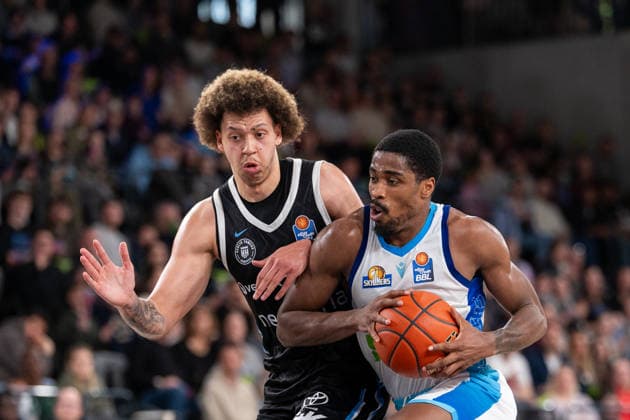 William Christmas SKYLINERS Frankfurt, 08 on the dribble, Zacharie Perrin Veolia Towers Hamburg, 52 , GER, Veolia Towers Hamburg vs SKYLINERS Frankfurt, Basketball, Bundesliga, Matchday 28, Season 2025 2026, 05 04 2026 GER, Veolia Towers Hamburg vs SKYLINERS Frankfurt, Basketball, Bundesliga, Matchday 28, Season 2025 2026, 05 04 2026 Hamburg Copyright: xEibner-Pressefoto MaxxVincenx EP_MVN