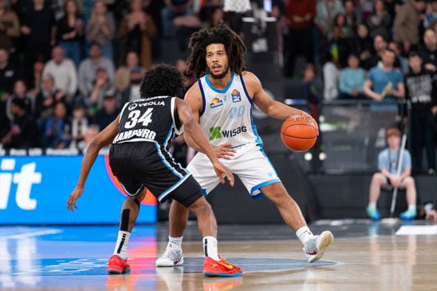 Tiger Campbell SKYLINERS Frankfurt, 00 dribbling against Ross Williams Veolia Towers Hamburg, 34 , GER, Veolia Towers Hamburg vs SKYLINERS Frankfurt, Basketball, Bundesliga, Matchday 28, Season 2025 2026, 05 04 2026 GER, Veolia Towers Hamburg vs SKYLINERS Frankfurt, Basketball, Bundesliga, Matchday 28, Season 2025 2026, 05 04 2026 Hamburg Copyright: xEibner-Pressefoto MaxxVincenx EP_MVN