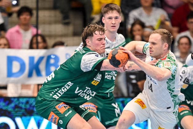 Goeppingen, Germany, 05 04 26 Victor Kloeve FRISCH AUF Goeppingen and Omar Ingi Magnusson SC Magdeburg in a duel during the Daikin Handball Bundesliga match between FRISCH AUF Goeppingen vs SC Magdeburg at EWS Arena on April 05, 2026 in Goeppingen, Germany Photo by Harry Langer DeFodi Images Goeppingen, Germany, 05 04 26 Victor Kloeve FRISCH AUF Goeppingen and Omar Ingi Magnusson SC Magdeburg battle for the ball during the Daikin Handball Bundesliga match between FRISCH AUF Goeppingen vs SC Magdeburg at EWS Arena on April 5, 2026 in Goeppingen, Germany Photo by Harry Langer DeFodi Images Photo by Harry Langer DeFodi Images
