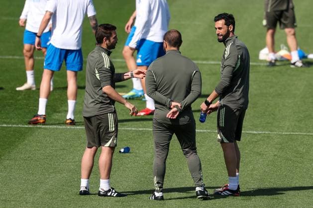 Head coach Alvaro Arbeloa CF Real Madrid , right, in conversation with members of his staff, training, CF Real Madrid, football, men, UEFA Champions League, season 2025 2026, final training before the quarter-final first leg Quarter Finals 1st Leg against FC Bayern Munich, 06 04 2026 Valdebebas near Madrid Madrid Spain Copyright: xkolbert-press MartinxAgüerax