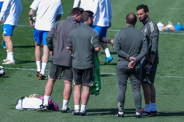 Head coach Alvaro Arbeloa CF Real Madrid , right, in conversation with members of his staff, training, CF Real Madrid, football, men, UEFA Champions League, season 2025 2026, final training before the quarter-final first leg Quarter Finals 1st Leg against FC Bayern Munich, 06 04 2026 Valdebebas near Madrid Madrid Spain Copyright: xkolbert-press MartinxAgüerax