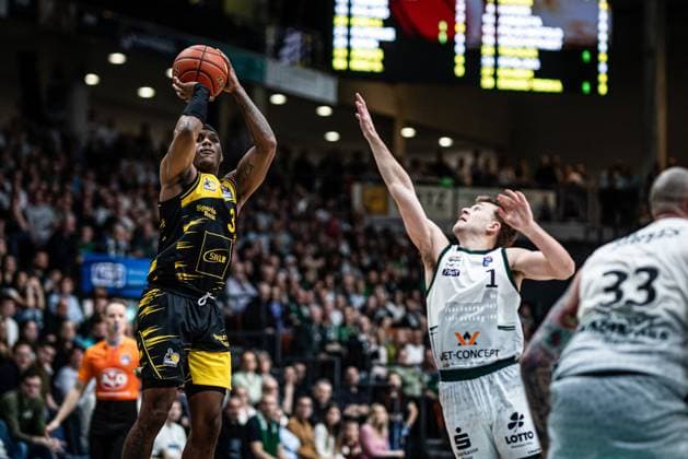 Stef Smith MHP Riesen Ludwigsburg in a duel with Steven Ashworth Gladiators Trier , Vet Concept Gladiators Trier vs MHP Riesen Ludwigsburg, Basketball, easyCredit BBL, Matchday 28, Season 2025 2026, 06 04 2026 Vet Concept Gladiators Trier vs MHP Riesen Ludwigsburg, Basketball, easyCredit BBL, Matchday 28, Season 2025 2026, 06 04 2026 Copyright: xEibner-Pressefoto AlexanderxNeisx EP_ANS