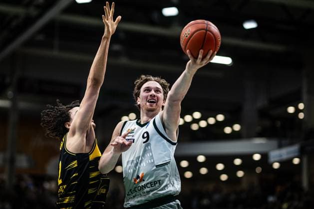 Marco Hollersbacher Gladiators Trier in duel with Lenny Anigbata MHP Riesen Ludwigsburg , Vet Concept Gladiators Trier vs MHP Riesen Ludwigsburg, Basketball, easyCredit BBL, Matchday 28, Season 2025 2026, 06 04 2026 Vet Concept Gladiators Trier vs MHP Riesen Ludwigsburg, Basketball, easyCredit BBL, Matchday 28, Season 2025 2026, 06 04 2026 Copyright: xEibner-Pressefoto AlexanderxNeisx EP_ANS