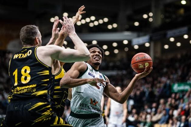 George King Gladiators Trier in duel with Jinas Wohlfahrt Bottermann MHP Riesen Ludwigsburg , Vet Concept Gladiators Trier vs MHP Riesen Ludwigsburg, Basketball, easyCredit BBL, Matchday 28, Season 2025 2026, 06 04 2026 Vet Concept Gladiators Trier vs MHP Riesen Ludwigsburg, Basketball, easyCredit BBL, Matchday 28, Season 2025 2026, 06 04 2026 Copyright: xEibner-Pressefoto AlexanderxNeisx EP_ANS
