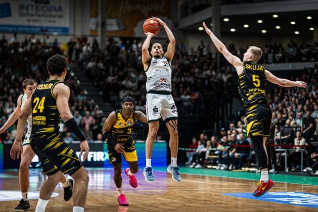 Jordan Roland Gladiators Trier scores against Brandon Tischler MHP Riesen Ludwigsburg , Stef Smith MHP Riesen Ludwigsburg and Toms Skuja MHP Riesen Ludwigsburg , Vet Concept Gladiators Trier vs MHP Riesen Ludwigsburg, Basketball, easyCredit BBL, Matchday 28, Season 2025 2026, 06 04 2026 Vet Concept Gladiators Trier vs MHP Riesen Ludwigsburg, Basketball, easyCredit BBL, Matchday 28, Season 2025 2026, 06 04 2026 Copyright: xEibner-Pressefoto AlexanderxNeisx EP_ANS