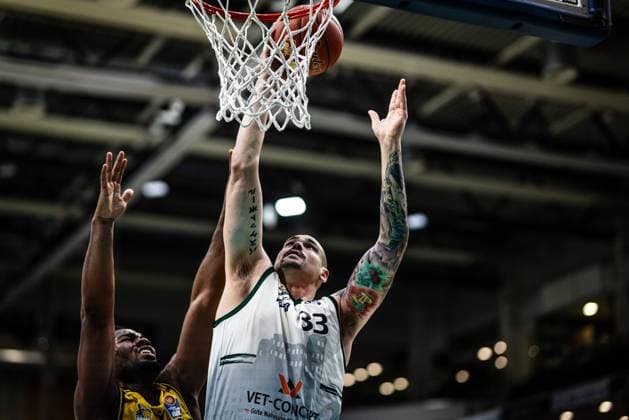 Maik Zirbes Gladiators Trier in duel with Stef Smith MHP Riesen Ludwigsburg , Vet Concept Gladiators Trier vs MHP Riesen Ludwigsburg, Basketball, easyCredit BBL, Matchday 28, Season 2025 2026, 06 04 2026 Vet Concept Gladiators Trier vs MHP Riesen Ludwigsburg, Basketball, easyCredit BBL, Matchday 28, Season 2025 2026, 06 04 2026 Copyright: xEibner-Pressefoto AlexanderxNeisx EP_ANS