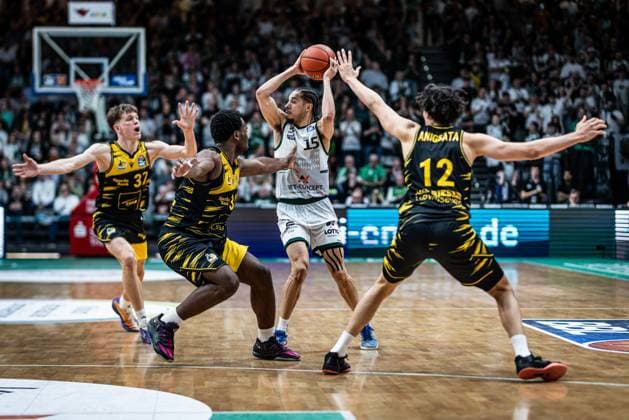 Jordan Roland Gladiators Trier surrounded by Julis Baumer MHP Riesen Ludwigsburg , Maxwell Dongmo Temoka MHP Riesen Ludwigsburg , Lenny Anigbata MHP Riesen Ludwigsburg , Vet Concept Gladiators Trier vs MHP Riesen Ludwigsburg, Basketball, easyCredit BBL, Matchday 28, Season 2025 2026, 06 04 2026 Vet Concept Gladiators Trier vs MHP Riesen Ludwigsburg, Basketball, easyCredit BBL, Matchday 28, Season 2025 2026, 06 04 2026 Copyright: xEibner-Pressefoto AlexanderxNeisx EP_ANS