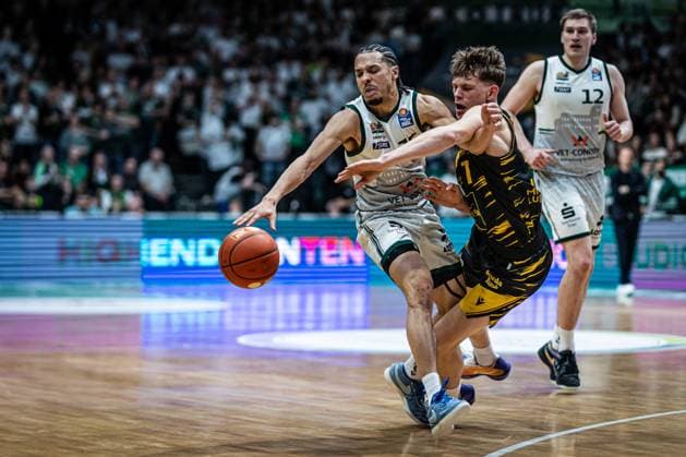 Jordan Roland Gladiators Trier in duel with Julis Baumer MHP Riesen Ludwigsburg , Vet Concept Gladiators Trier vs MHP Riesen Ludwigsburg, Basketball, easyCredit BBL, Matchday 28, Season 2025 2026, 06 04 2026 Vet Concept Gladiators Trier vs MHP Riesen Ludwigsburg, Basketball, easyCredit BBL, Matchday 28, Season 2025 2026, 06 04 2026 Copyright: xEibner-Pressefoto AlexanderxNeisx EP_ANS