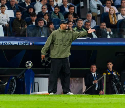 07 04 2026, Football UEFA Championsleague 2025 2026 Quarterfinals, Real Madrid FC Bayern Munich, at Estadio Bernabeu in Madrid Spain , Coach Vincent Kompany FC Bayern Munich gives instructions, points, gestures, gives commands, gives instructions, points, gestures,