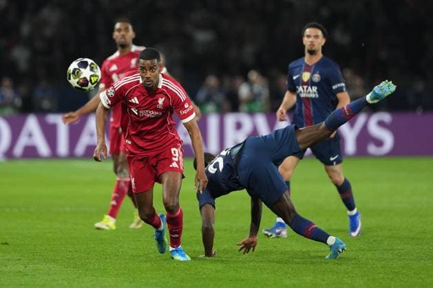 Alexander Isak of Liverpool battles with Nuno Mendes of PSG Paris Saint-Germain v Liverpool, UEFA Champions League, Quarter Final, First Leg, Football, Parc des Princes, Paris, France - 08 Apr 2026Paris Parc des Princes France EDITORIAL USE ONLY No use with unauthorised audio, video, data, fixture lists, club league logos or live services. Online in-match use limited to 120 images, no video emulation. No use in betting, games or single club league player publications. Copyright: xDavexWinter Shutterstockx 16811861dn