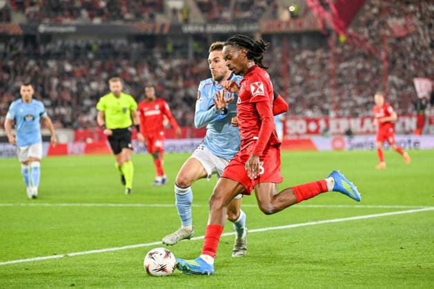 Oscar Mingueza Celta Vigo, 03 , Jordy Makengo SC Freiburg, 33 with ball GER, SC Freiburg Celta Vigo, Football, Europa League, quarter-finals, 2025 2026 season, 09 04 2026 GER, SC Freiburg Celta Vigo, Football, Europa League, quarter-finals, 2025 2026 season, 09 04 2026 Freiburg Copyright: xEibner-Pressefoto ThomasxHessx EP_THS