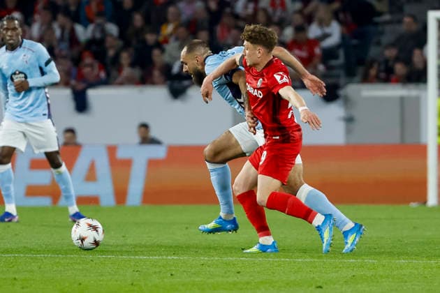 Borja Iglesias Celta Vigo, 07 and Philipp Treu SC Freiburg, 29 in running duel , Germany, Football, UEFA Europa League, quarter-final, 2025 2026, SC Freiburg vs Celta Vigo, 09 04 2026, Freiburg im Breisgau Europa Park Stadion Stadion am Deutschland Copyright: xGrantxHubbsx