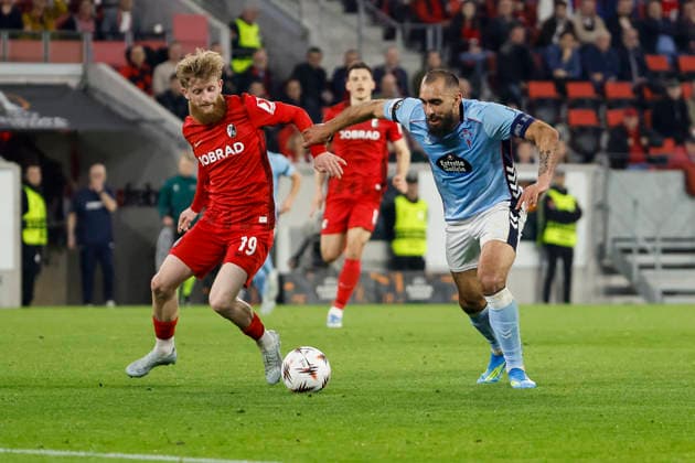 Niklas Beste SC Freiburg, 19 and Borja Iglesias Celta Vigo, 07 fighting for the ball , Germany, Football, UEFA Europa League, quarter-final, 2025 2026, SC Freiburg vs Celta Vigo, 09 04 2026, Freiburg im Breisgau Europa Park Stadion Stadion am Deutschland Copyright: xGrantxHubbsx
