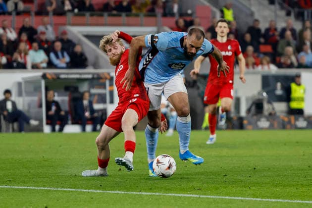 Niklas Beste SC Freiburg, 19 and Borja Iglesias Celta Vigo, 07 fighting for the ball , Germany, Football, UEFA Europa League, quarter-final, 2025 2026, SC Freiburg vs Celta Vigo, 09 04 2026, Freiburg im Breisgau Europa Park Stadion Stadion am Deutschland Copyright: xGrantxHubbsx