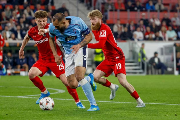 Philipp Treu SC Freiburg, 29 , Borja Iglesias Celta Vigo, 07 and Niklas Beste SC Freiburg, 19 fighting for the ball , Germany, Football, UEFA Europa League, quarter-finals, 2025 2026, SC Freiburg vs Celta Vigo, 09 04 2026, Freiburg im Breisgau Europa Park Stadion Stadion am Deutschland Copyright: xGrantxHubbsx