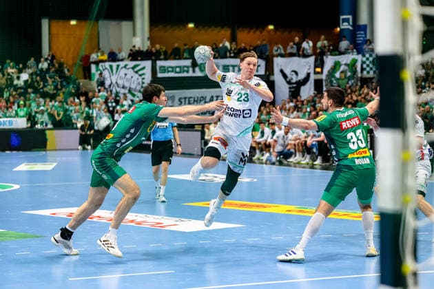 Ole Pregler FRISCH AUF Goeppingen, 23 throws the ball, Marko Mamic SC DHfK Leipzig, 14 and Luka Rogan SC DHfK Leipzig, 33 go for a duel, duel, fight, SC DHfK Leipzig vs FRISCH AUF Goeppingen, Handball, 1 Bundesliga, Matchday 28, Season 2025 2026, 09 04 2026, SC DHfK Leipzig vs FRISCH AUF Goeppingen, Handball, 1 Bundesliga, Matchday 28, Season 2025 2026, 09 04 2026 Leipzig Copyright: xEibner-Pressefoto LauraxRoemerx EP_LRR