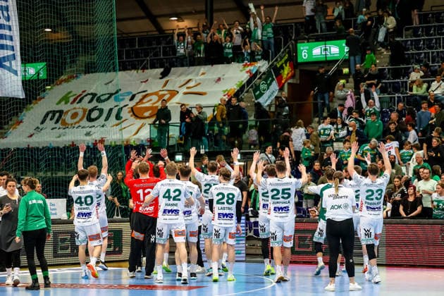 Team around Elias Newel FRISCH AUF Goeppingen, 40 cheering joy after the victory with the fans, SC DHfK Leipzig vs FRISCH AUF Goeppingen, Handball, 1 Bundesliga, 28 Matchday, Season 2025 2026, 09 04 2026, SC DHfK Leipzig vs FRISCH AUF Goeppingen, Handball, 1 Bundesliga, 28 Matchday, Season 2025 2026, 09 04 2026 Leipzig Copyright: xEibner-Pressefoto LauraxRoemerx EP_LRR